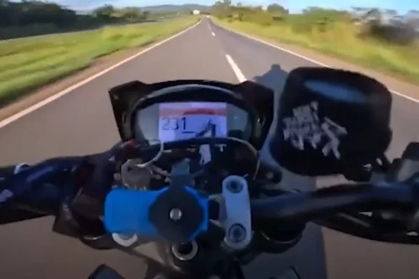 Vídeo: motociclista chega a 231 km/h na BR-060; PRF investiga pilotos