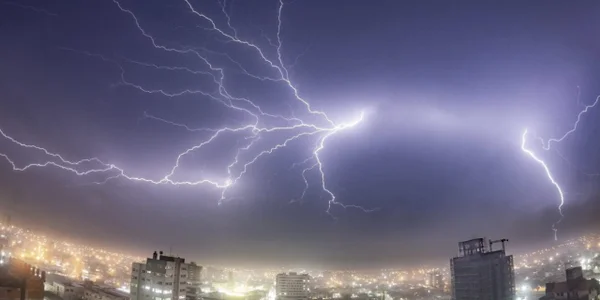Raios no céu noturno