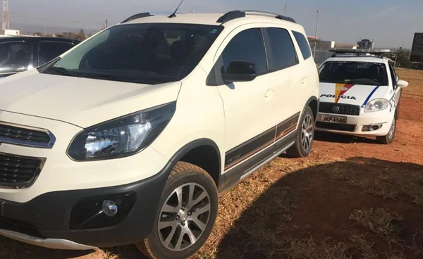 Mulher e 4 filhos são rendidos em assalto e carro da família é roubado