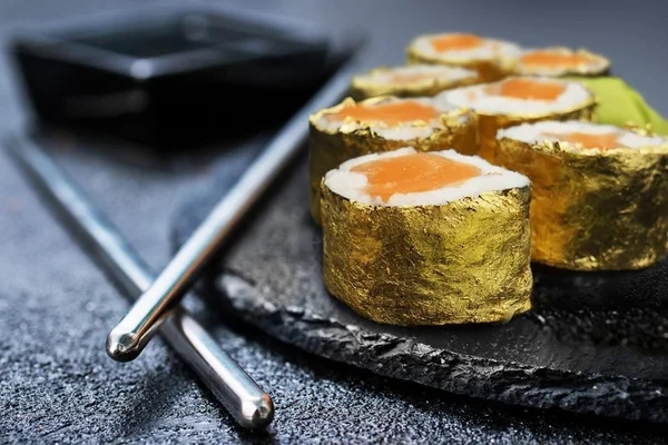 Sushi com camada de ouro