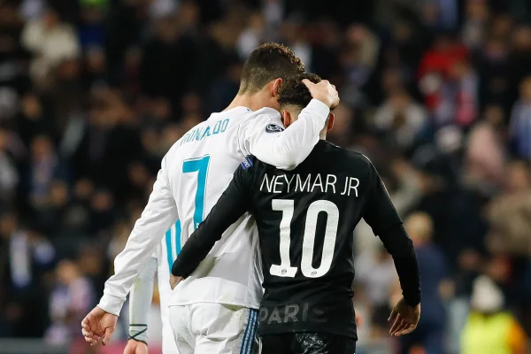 Foto colorida de Neymar e Cristiano Ronaldo, em jogo entre PSG e Real Madrid - Metrópoles
