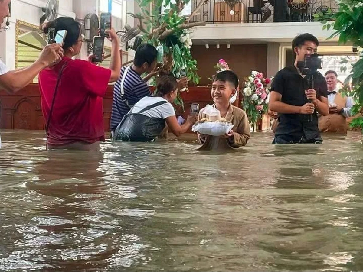 Pajem criança leva as alianças em meio às aguas turvas Pajem criança leva as alianças em meio às aguas turvas