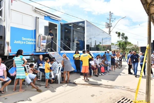 Carreta do Na Hora estacionada atendendo pessoas