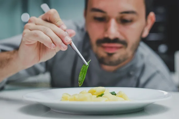 Chef Lui Veronese ensina a preparar tradicional nhoque fresco