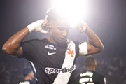 Thiago Mendes abriu o placar do jogo Thiago Mendes abriu o placar do jogo