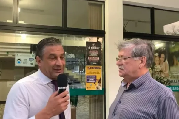 Repórter arranca microfone da mão de vereador