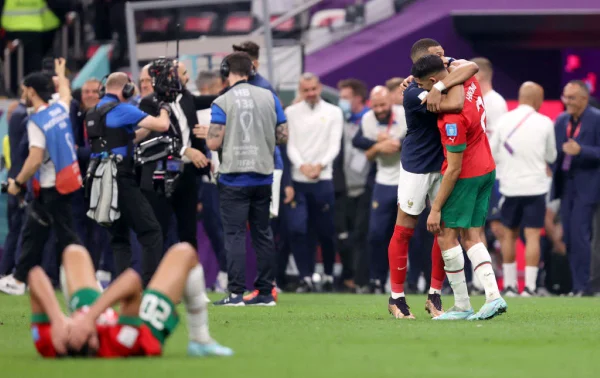 Jogadores de França e Marrocos em jogo da Copa do Mundo do Catar - Metrópoles