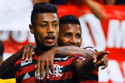 Bruno Henrique comemora com colegas