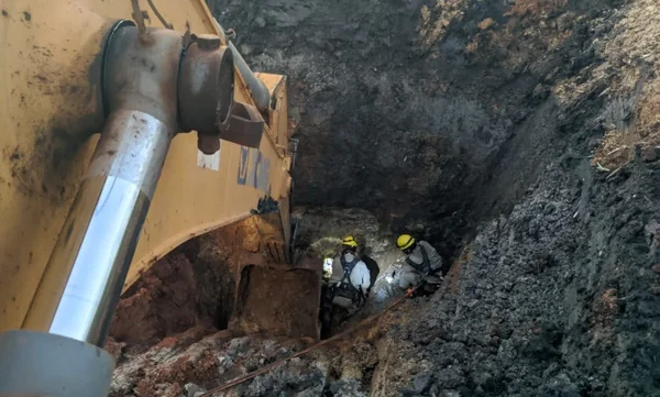 Bombeiros resgatam corpo de vítima de soterramento em Goiás