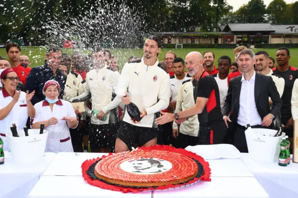 Mimo de R$ 2,9 milhões e bolo com seu rosto: Ibrahimovic completa 40 anos