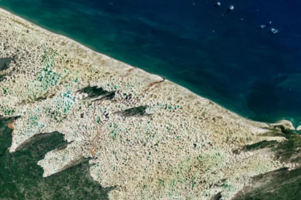 Nasa posta Lençóis Maranhenses vistos por satélite: “Deserto de água”