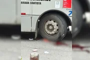 Imagens de câmeras de segurança mostram o momento em que a mulher atravessa a avenida e é atingida por um ônibus durante uma conversão