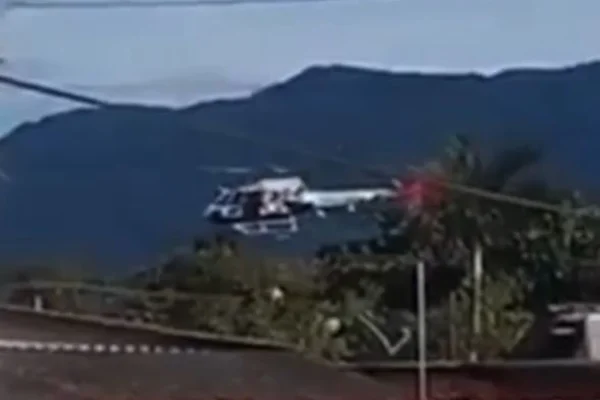 Imagem mostra helicóptero da PM sobre casas - Metrópoles