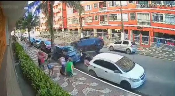 Veículo atropela moto com dois suspeitos de furto na Praia Grande