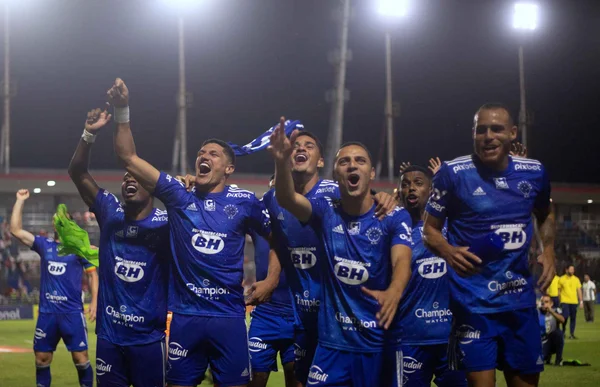 Cruzeiro vence CRB e pode confirmar retorno à Série A diante do Vasco