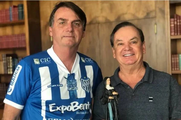 Bolsonaro recebe santa do deputado Peninha Mendonça