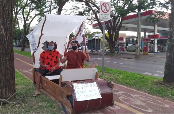 Família em carro dos Flintstones