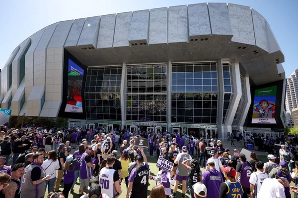 Torcedores na Golden 1 Center