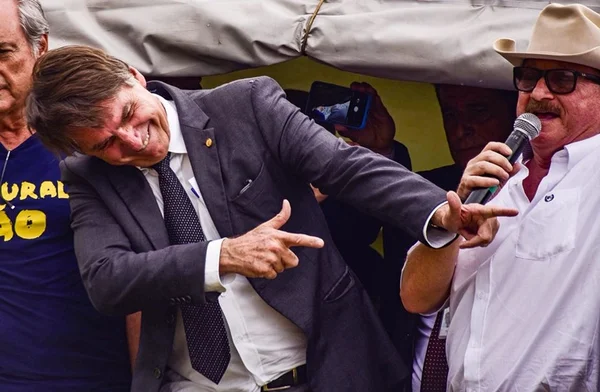 Após desmarcar com TV, Bolsonaro anuncia entrevista no mesmo horário