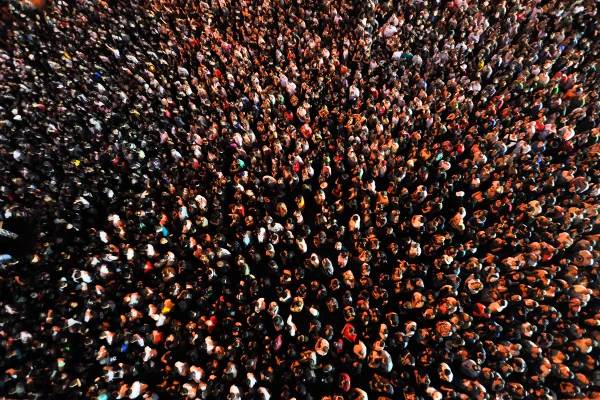 Imagem colorida mostra multidão de pessoas - Metrópoles