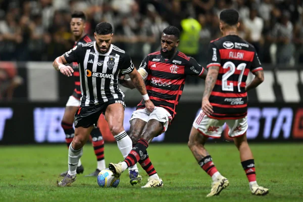 Hulk (Esquerda) do Atletico Mineiro e Gerson (Centro) do Flamengo disputam a bola em partida na Arena MRV