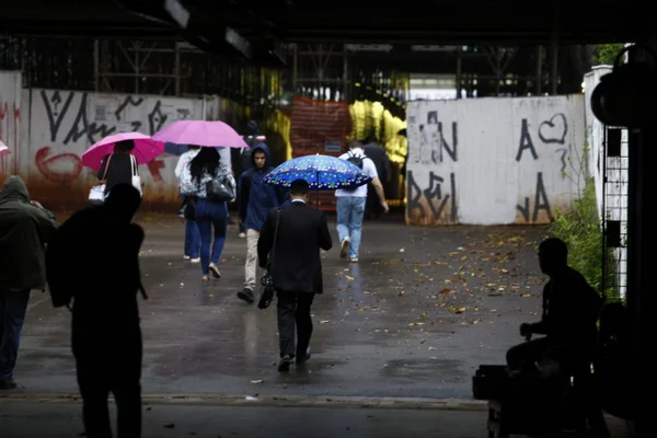 Semana começa com chuva e tempo deve permanecer fechado no Carnaval
