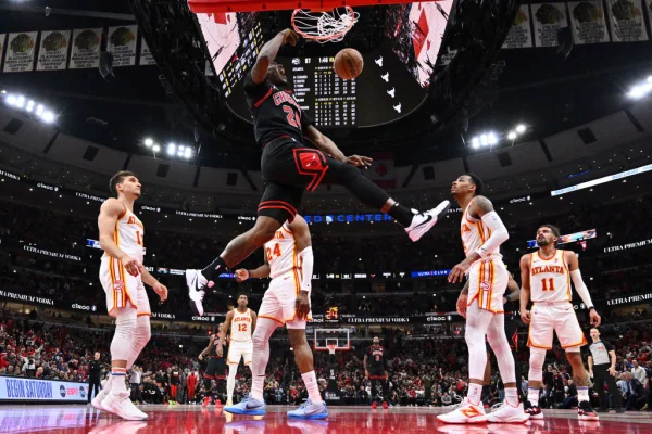 Javonte Green #24 do Chicago Bulls enterra em jogo contra o Atlanta Hawks no play-in da NBA