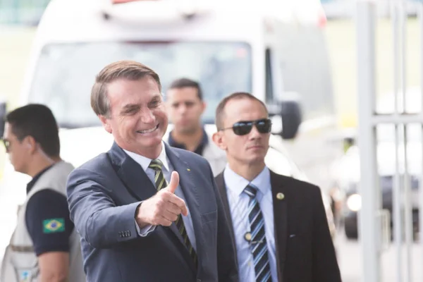 Bolsonaro no Alvorada com apoiadores e segurança