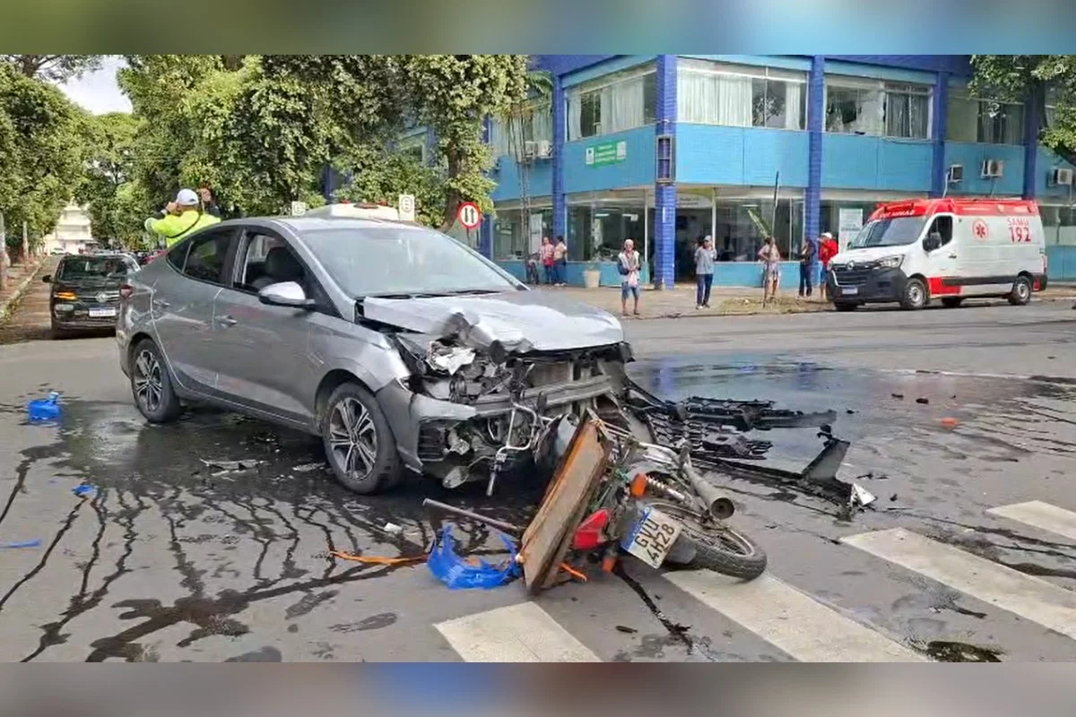 moto e carro em acidente