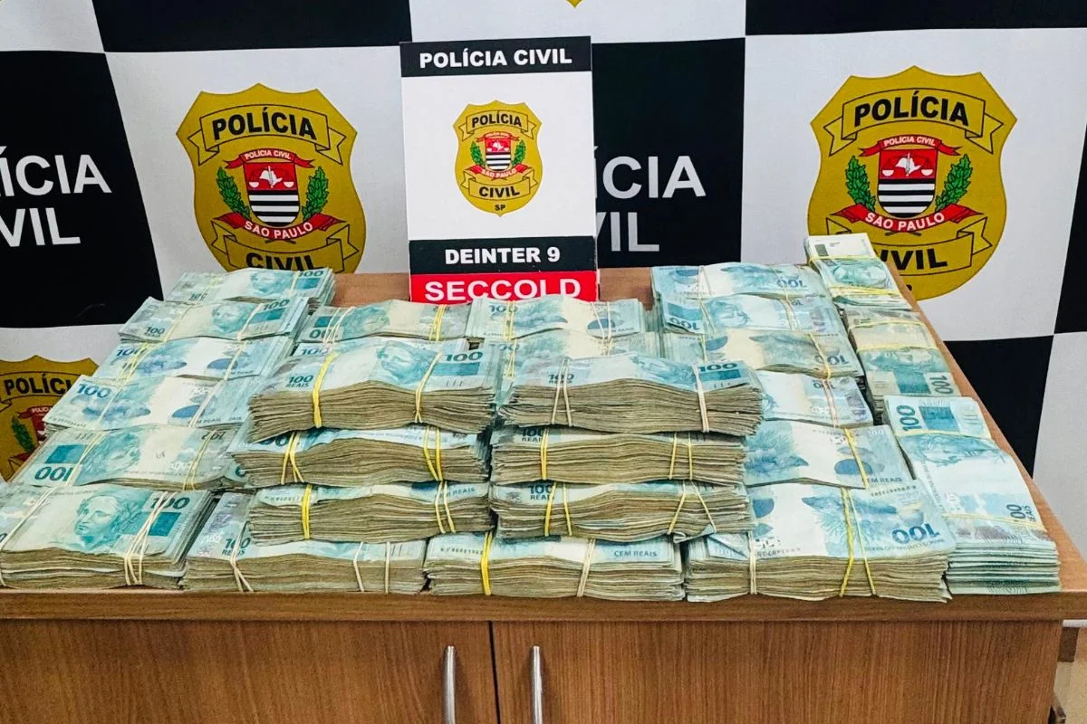 A Polícia apreendeu R$ 610 mil em dinheiro vivo durante operação em Piracicaba, no interior de São Paulo A Polícia apreendeu R$ 610 mil em dinheiro vivo durante operação em Piracicaba, no interior de São Paulo