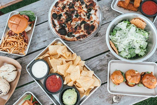 Mesa com comidas de fast food e salada