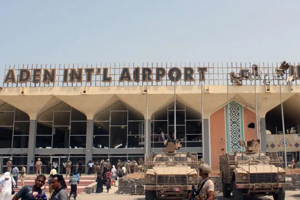 Forças da Resistência Popular do Iêmen adotam medidas de segurança ao redor do Aeroporto Internacional de Aden após confrontos envolvendo a Resistência Popular do Iêmen