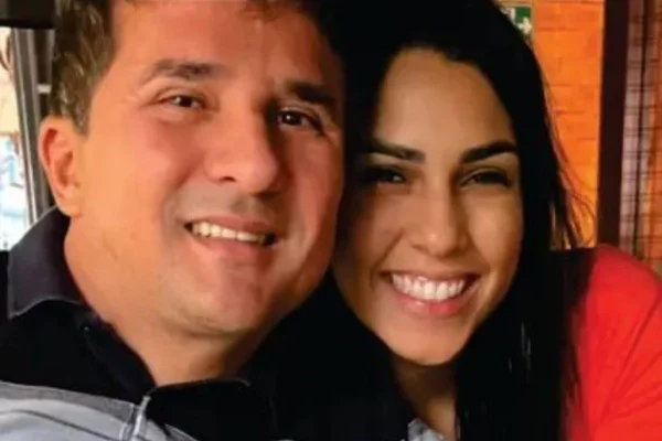 Foto colorida do secretário do Ministério do Esporte com a esposa - Metrópoles
