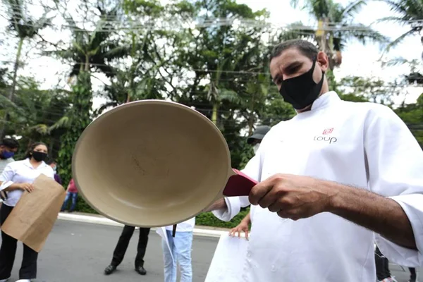 Protesto em SP pelo fechamento de estabelecimentos
