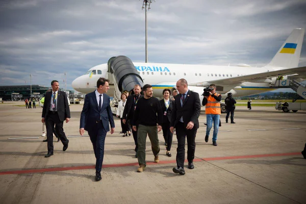 Imagem colorida mostra Volodymyr Zelensky desembarcando na Suíça para participar de cúpula da paz - Metrópoles
