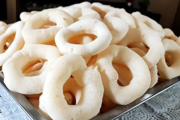 Biscoitos redondos de polvilho servido em bandeja de aço