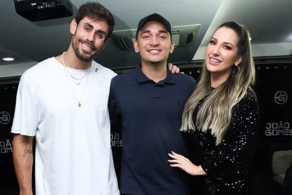 Cara de Sapato e Amanda marcam presença em show de João Gomes