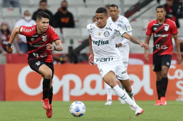 Athletico-PR e Palmeiras se enfrentam na Arena da Baixada