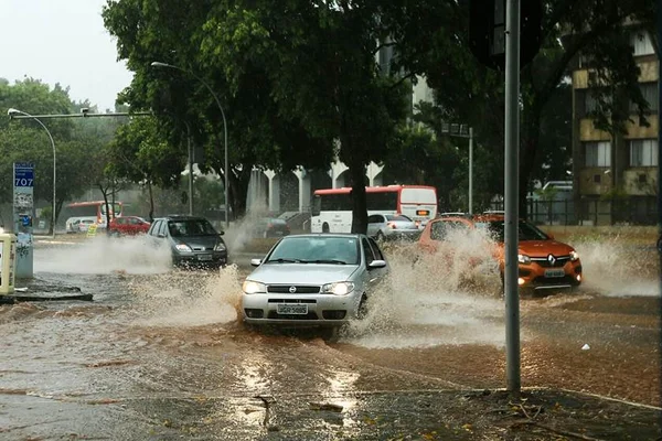 Primeira chuva forte pós-seca provoca alagamentos e trânsito complica