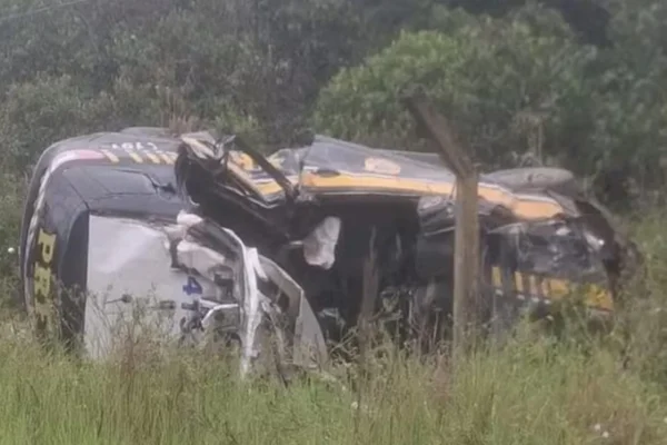 Agente morre após viatura da PRF sair da pista durante perseguição