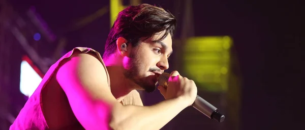 Luan Santana dá show acústico no Villa Mix