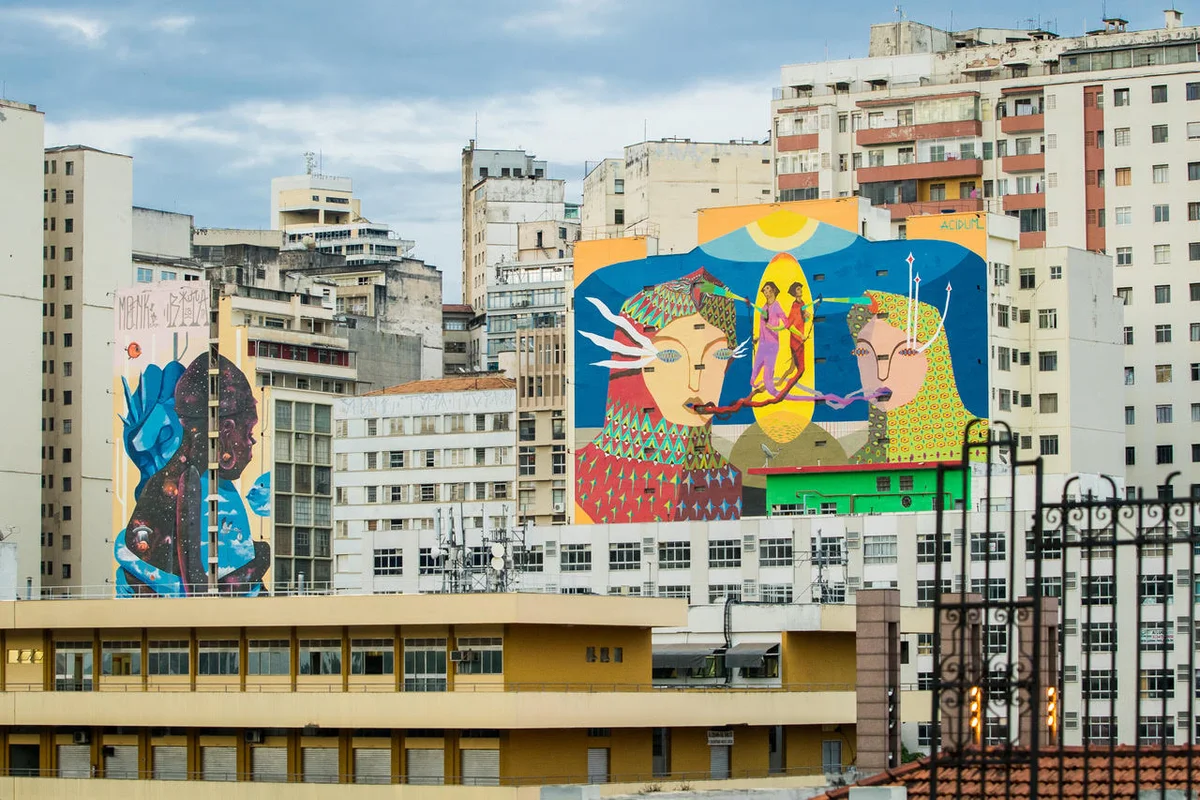 Vista da Rua Sapucaí, em BH; CURA leva arte para os prédios Vista da Rua Sapucaí, em BH; CURA leva arte para os prédios