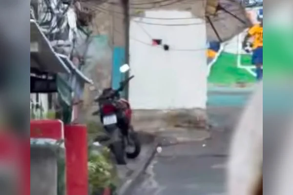 Policiais flagram criminosos usando seteiras em ação contra o CV no RJ