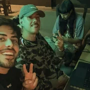 Victor Wao, Lucas e Oliver Tree posam durante o trabalho Victor Wao, Lucas e Oliver Tree posam durante o trabalho