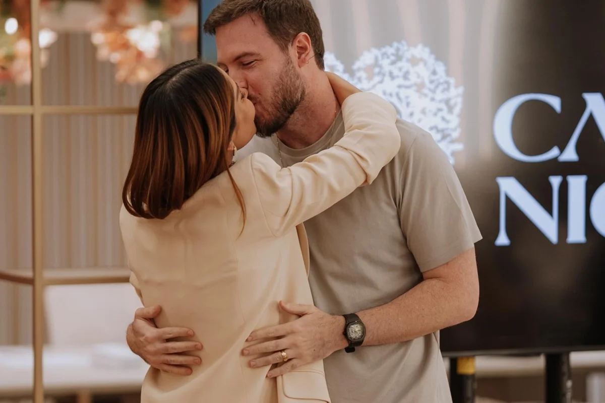 Thiago Nigro e Maíra Cardi dão beijão Thiago Nigro e Maíra Cardi dão beijão