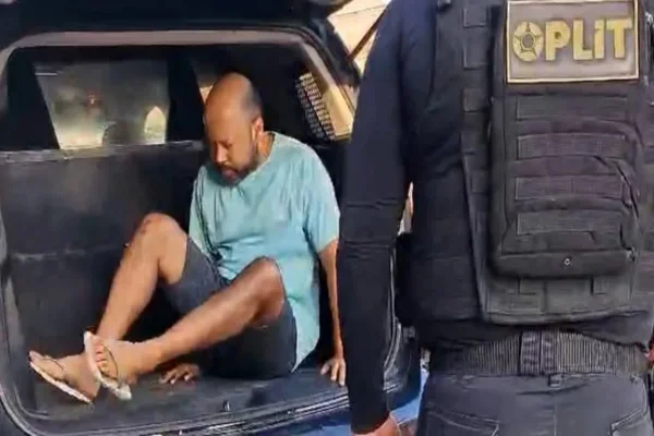Imagem colorida, serial killer sendo colocado na viatura da Polícia - Metrópoles