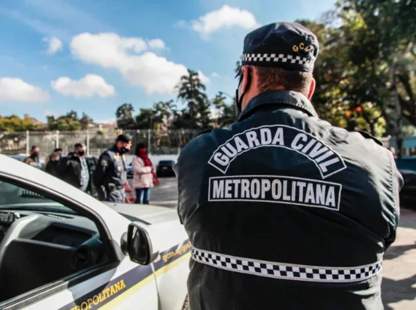 Foto colorida mostra guarda da Guarda Civil Metropolitana (GCM) de São Paulo de costas