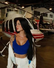 Rayane Figliuzzi foi até o navio, onde vai acontecer o Cruzeiro do Belo, de helicóptero Rayane Figliuzzi foi até o navio, onde vai acontecer o Cruzeiro do Belo, de helicóptero