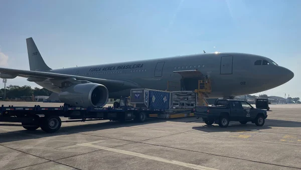 Imagem colorida de avião da FAB usado na repatriação de brasileiros em Gaza - Metrópoles