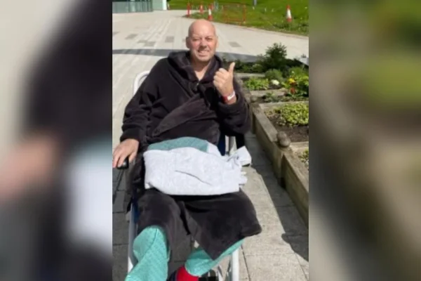Imagem colorida de homem se recuperando de câncer - Metrópoles